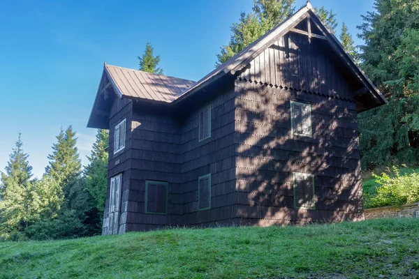 Παλιά Κυνήγι Ξύλινο Εξοχικό Σπίτι Στο Beskid Βουνά Μια Καλοκαιρινή — Φωτογραφία Αρχείου