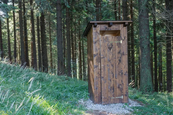 新しい木造屋外トイレ ベスキディ山の森の中の屋外トイレ ストック画像