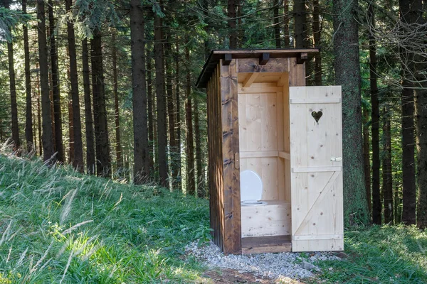 新しいオープン木製の屋外トイレ ベスキディ山の森の中の屋外トイレ ロイヤリティフリーのストック写真