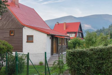 Beskid dağlarındaki Lysa Hora köyünde yaz sabahı Çek Cumhuriyeti 'nde iki kulübe..