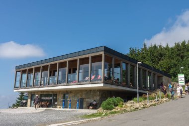 Pustevny, Çek Cumhuriyeti-29 Ağustos 2022: 29 Ağustos 2022 'de Çek Cumhuriyeti' nin Beskid dağlarında bulunan Pustevny eğlence merkezinde bulunan üst istasyon, kafeterya, yürüyen turistler
