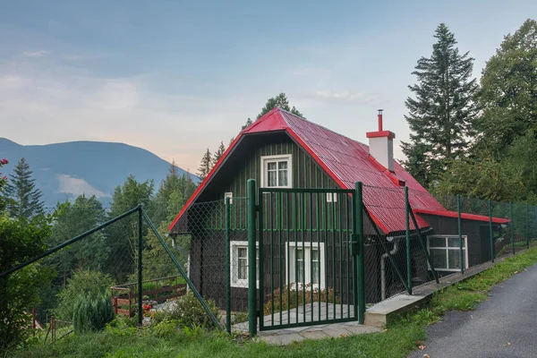 捷克共和国贝斯基德山脉Lysa Hora下村庄的木屋 夏天的早上 — 图库照片
