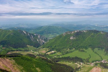 Vratna Vadisi, Boboty, Stefanova, Poludnovy Grun 'dan manzara, ulusal park Mala Fatra, Slovakya, bahar günü. 