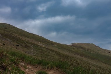 Hromove geçidi, milli park Mala Fatra, Slovakya, bahar bulutlu günü. Chleb altında kulübe yolu. 