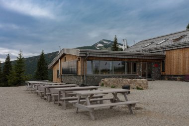 Chleb Dağı 'nın altında masa, bank ve dağ evi, ulusal park Mala Fatra, Slovakya