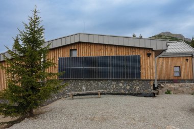 Chleb Dağı 'nın altındaki dağ evindeki güneş panelleri ulusal park Mala Fatra, Slovakya