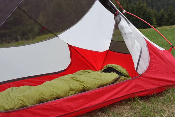 羽毛睡袋在空旷的帐篷里 没有雨 早上睡在山上的草丛里 斯洛伐克Mala Fatra山 — 图库照片