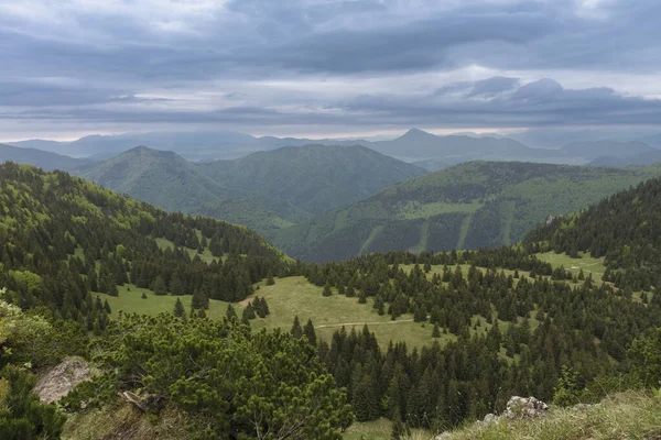 マリRozsutecから山への眺めは 春の曇りの朝にMedzirozsutce マラFatra スロバキアを通過します — ストック写真