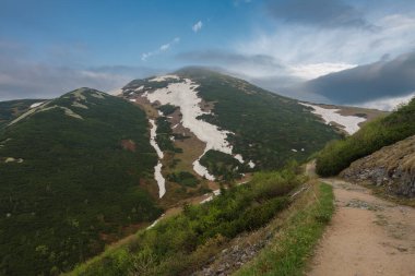 Velky Krivan, Mala Fatra, Slovakya 'daki dağ, Chleb' in altından bahar bulutlu günlerinde manzara