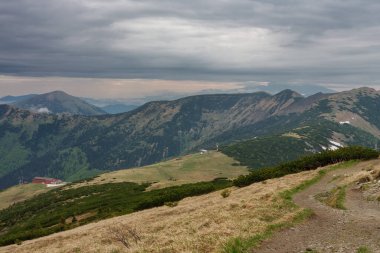 Snilovske sedlo, Chleb, Steny, Stoh 'daki teleferiğin üst durağı, milli parktaki Velky Krivan' ın manzarası Mala Fatra.