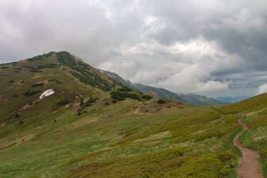 Bublen Dağı, Maly Krivan yolu, ulusal park Mala Fatra, Slovakya, bahar bulutlu gününde