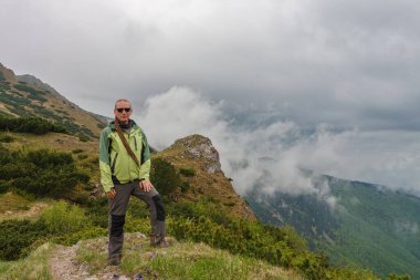 Dağda rastalı yürüyüşçü Bublen, Mala Fatra, Slovakya. Bahar bulutlu bir günde