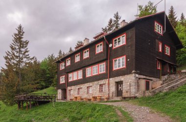 Chalet dağın altında Suchy Vrch, milli park Mala Fatra, Slovakya, bahar gün batımı