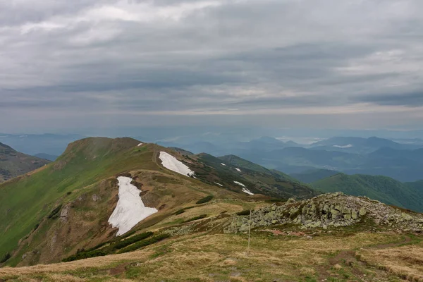  Pekelnik, Mala Fatra, Slovakya 'daki dağ, bahar bulutlu bir günde Velky Krivan' a giden yolu görüyor.