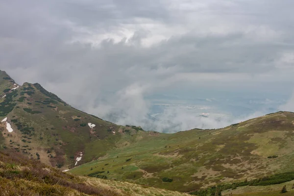 페켈르니크 산에서 바라본 슬로바키아말라 파트라 구름낀 — 스톡 사진
