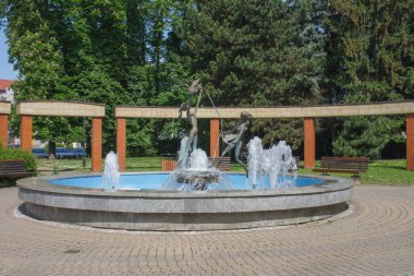 Zilina 'ya park et, İlkbahar günü zilina bakireleri su çeşmesi, Slovakya. 