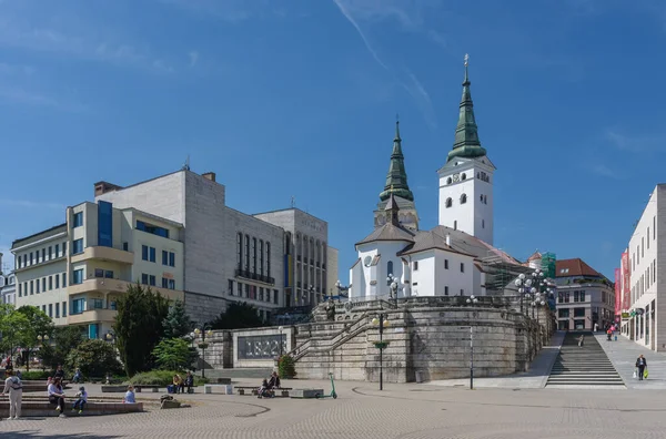Zilina Slowakije Mei 2022 Mensen Voetgangerszone Kerk Van Heilige Drie Rechtenvrije Stockafbeeldingen