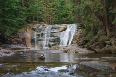 Mumlava şelalesi. Ön plandaki piramit taşlarında. Dağ Nehri Mumlava, Krkonose Ulusal Parkı, Çek Cumhuriyeti, yaz öğleden sonra. 