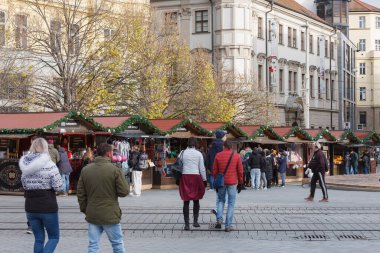 Brno, Çek Cumhuriyeti-26 Kasım 2023: İnsanlar 26 Kasım 2023 'te Çek Cumhuriyeti' nin Liberty Meydanı 'ndaki Noel pazarında pazar tezgahlarına göz atıyorlar