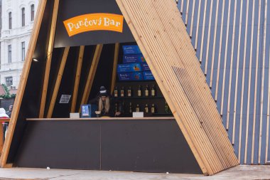 Brno, Çek Cumhuriyeti-26 Kasım 2023: Çek Cumhuriyeti 'nin Liberty Meydanı' ndaki Noel pazarında 26 Kasım 2023 