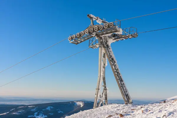 スキーリフトパイロン 冬のクリノース山の椅子リフト チェコ共和国とポーランドの国境のスニーカー ストック写真