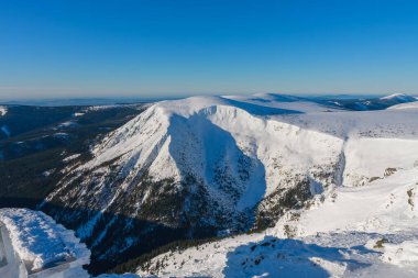 Dev Maden, Studnicni Dağı, Snapka 'dan manzara Çek Cumhuriyeti ile Polonya arasındaki sınırda, kış sabahı
