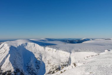 Dev Maden, Studnicni Dağı, Snapka 'dan manzara Çek Cumhuriyeti ile Polonya arasındaki sınırda, kış sabahı. 
