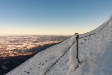 Kış sabahı, Snezka 'dan Silezya' daki eve, krkonose dağlarına tehlikeli bir yol. Yol parmaklıklardan bir korkulukla korunuyor..