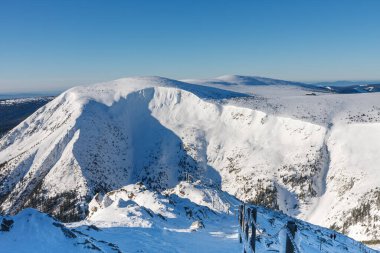 Snezka 'dan Silezya' daki eve, Giant Mine 'a, Studnicni Dağı' na, Snezka 'dan manzaraya, Çek Cumhuriyeti ile Polonya arasındaki sınıra, kış sabahına kadar uzanan tehlikeli bir yol.