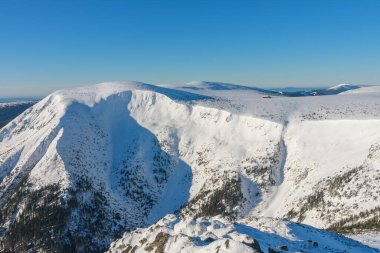Dev Maden, Studnicni Dağı, Snapka 'dan manzara Çek Cumhuriyeti ile Polonya arasındaki sınırda, kış sabahı. 