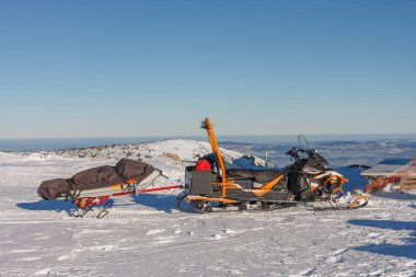 Krkonose dağlarındaki Silezya Evi 'nin önünde sedye taşıyan bir kar aracı.. 