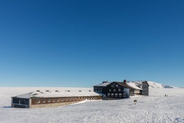 Meadow Hut, kayak kulübesi, krkonose dağları Çek Cumhuriyeti. Kış sabahı, arka planda Snezka, Çek Cumhuriyeti ile Polonya arasındaki sınırda bir dağ. 