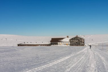 Meadow Hut, kayak kulübesi, krkonose dağları, Çek Cumhuriyeti. Kış güneşli gün.