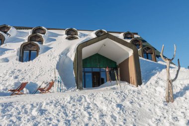 Vyrovka kulübesi, giriş kapısı, karla kaplı kulübe, yükseklik kotası 1356 metre, Çek Cumhuriyeti krkonose dağları