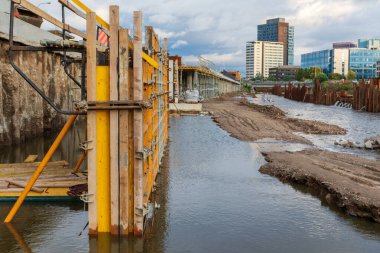 Svratka, Brno, Çek Cumhuriyeti nehir havzasında sel duvarı, 15 Eylül 2024 'te boris fırtınasından sonra sel baskınları. 