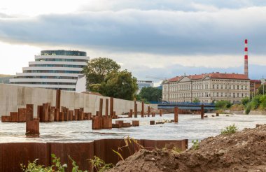 Svratka, Brno, Çek Cumhuriyeti nehir havzasında sel duvarı, 15 Eylül 2024 'te boris fırtınasından sonra sel baskınları. 