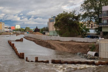 Svratka, Brno, Çek Cumhuriyeti nehir havzasında sel duvarı, 15 Eylül 2024 'te boris fırtınasından sonra sel baskınları.