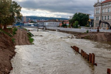 Svratka, Brno, Çek Cumhuriyeti nehir havzasında sel duvarı, 15 Eylül 2024 'te boris fırtınasından sonra sel baskınları.
