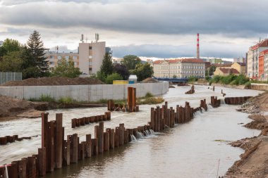 Svratka, Brno, Çek Cumhuriyeti nehir havzasında sel duvarı, 15 Eylül 2024 'te boris fırtınasından sonra sel baskınları.