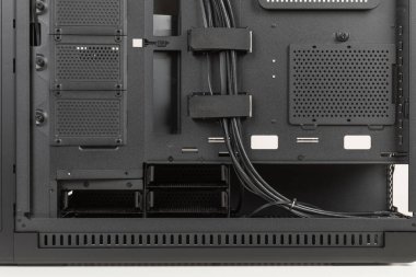 Boş büyük kule, bilgisayar kılıfı, şasi, sağ metal panel yok. Dört yüksek çözünürlüklü ya da sekize kadar SATA SSD yerleştirin. Veri depolama ihtiyaçları için depolama kapasitesi.