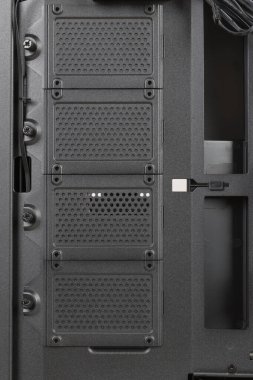 Boş büyük kule, bilgisayar kılıfı, şasi, sağ metal panel yok. Dört SATA SSDs için yer açın. Veri depolama ihtiyaçları için depolama kapasitesi.