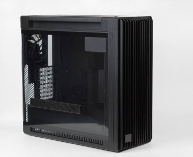 Boş büyük kule, bilgisayar kabı, şasi, sertleştirilmiş cam sol panel grafik-kart havalandırmasına yardımcı olmak için bir ağ penceresine sahiptir