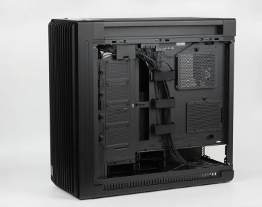 Bilgisayarlı çantanın yan görüntüsü, sağ metal panel olmadan şasi. Chassis dört ya da sekiz SATA SSD destekler. 