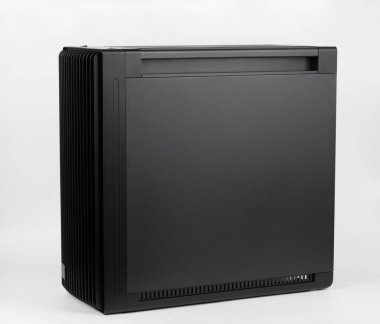 Boş büyük kule, bilgisayar kabı, şasi, 15.5 mm ön panel ızgarası% 45 gözenekli maksimum hava alımı için. Beyaz arkaplanda stüdyo çekimi. 