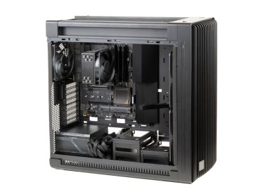 Yan görünüm büyük kule, bilgisayar kablosu, şasi, ana kart, işlemci, fan, SSD, hafıza, güç kaynağı kablolar beyaz üzerine izole