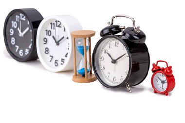 Beyaz zemin üzerinde antika siyah alarm saati ve modern saat