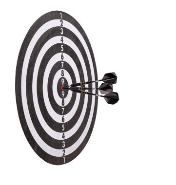 Bullseye Precision: Üç siyah ok klasik bir siyah beyaz dart tahtasının hedefine isabet etti, isabet hassasiyetini sembolize ediyor ve bir yetenek oyununda infaza odaklandı
