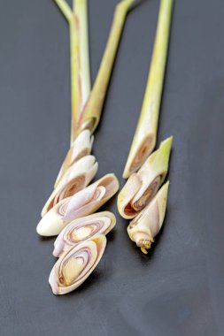 Taze limon otu parçalara ayrılır ve pişirilmeye hazır siyah bir tabağa yerleştirilir..