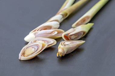 Taze limon otu parçalara ayrılır ve pişirilmeye hazır siyah bir tabağa yerleştirilir..