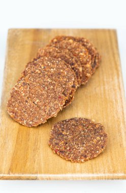 Mayalanmış soya fasulyesi yaprakları: Kuzey Tayland 'ın yerli yiyeceği. Kaba soya fasulyesinden yapılmış, çeşitli baharatlarla mayalanmış, çarşafa sarılmış ve kurutulmuş. Yüksek protein içerikli lezzetli bir yemektir..